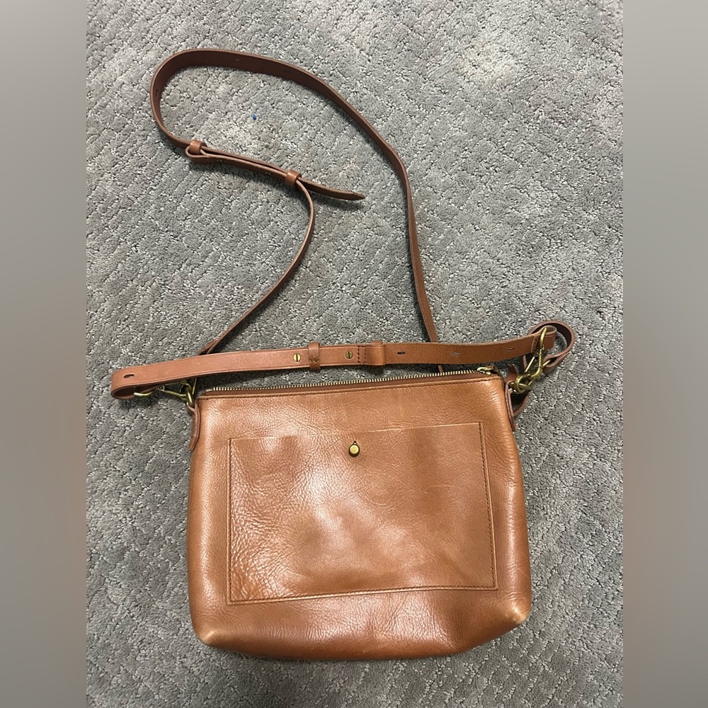 Madewell The Transport Shoulder Crossbody Bag in English Saddle